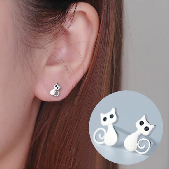 GlitzBlitz Boutique Jewelry - Any 3/$25! Silver Cat w/Black Eyes Stud Earrings